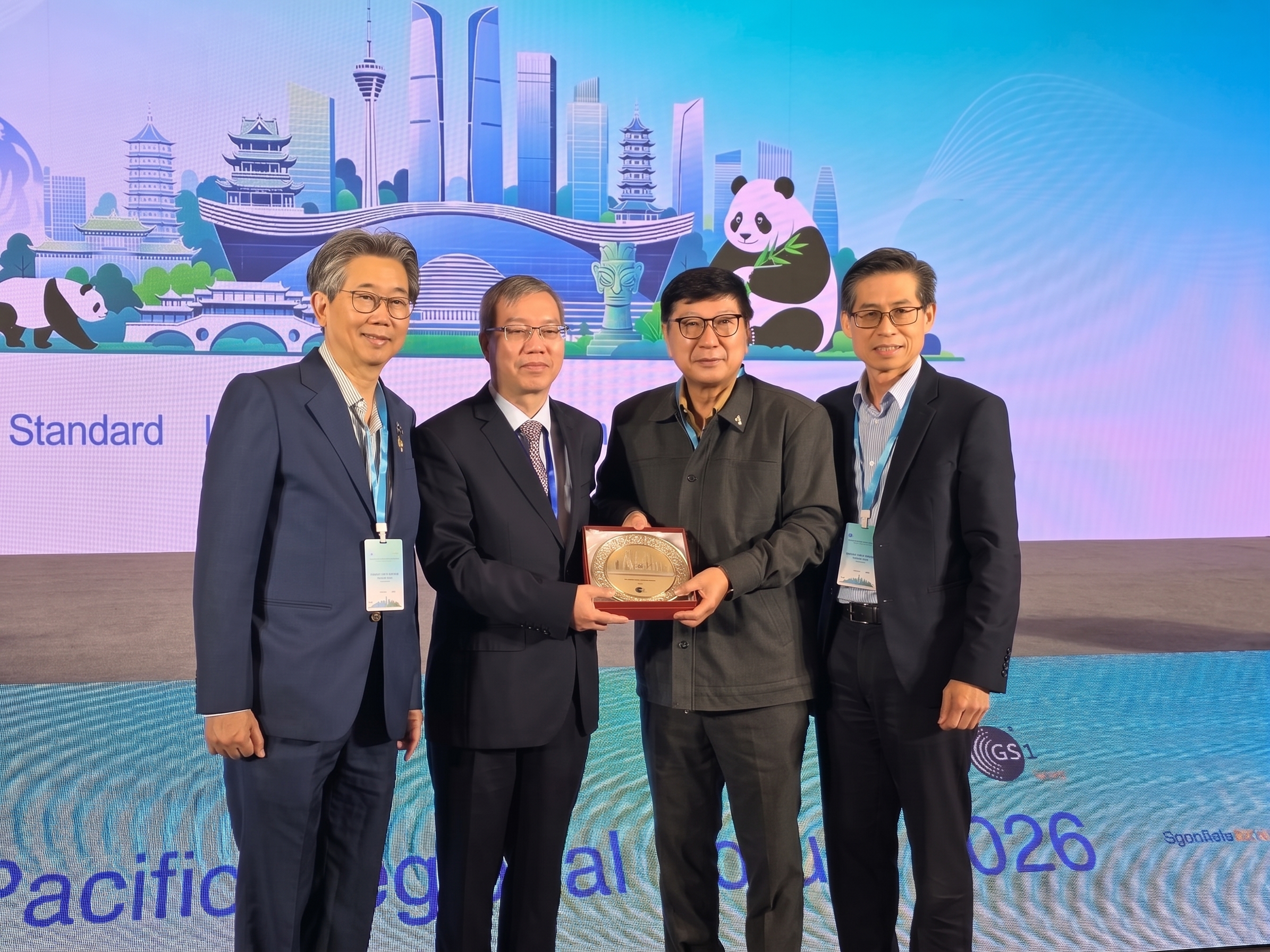 GS1 Malaysia presenting a token of appreciation to the President and CEO of GS1 China at the GS1 Asia-Pacific Forum 2026 in Chengdu